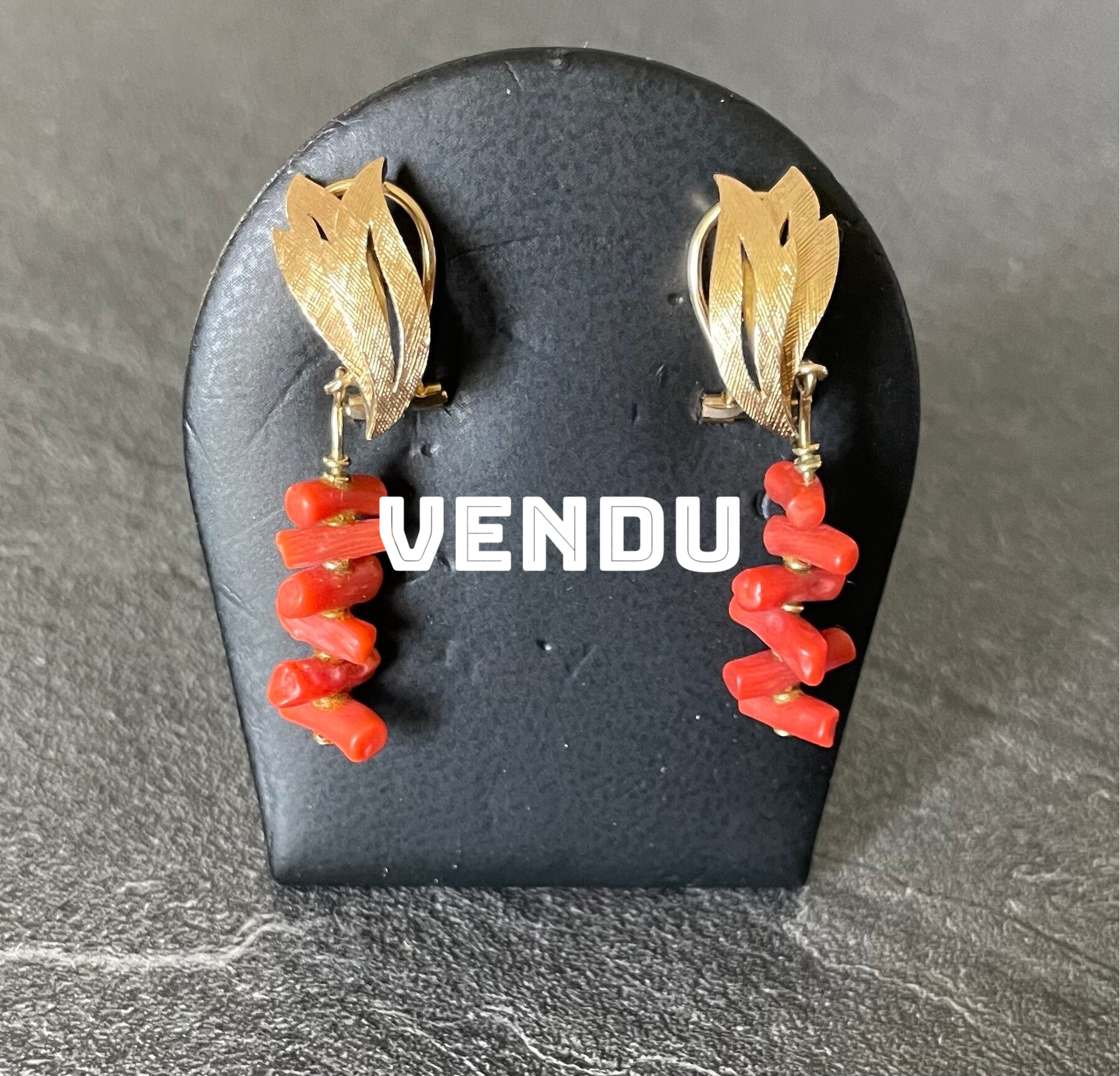 BOUCLES D’OREILLES EN OR 750/1000 ET 6 BRINS DE CORAIL VERITABLE