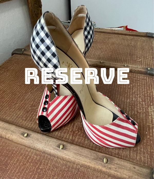 ORIGINALES PAIRE D'ESCARPINS EN TOILE TRICOLORE DE LA MAISON CHRISTIAN LOUBOUTIN PARIS.