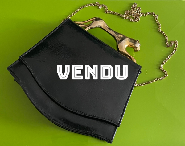 SAC EN CUIR NOIR TRAPÉZOIDALE, POIGNEE REPRÉSENTÉE PAR UNE PANTHÈRE DORÉE - CIRCA 1970