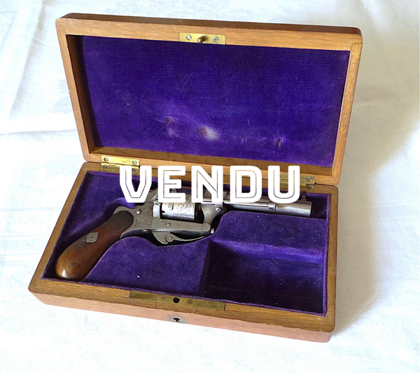 REVOLVER PAR EUGENE LEFAUCHEUX A BROCHE DANS SON COFFRET - XIX°