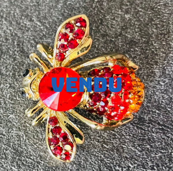 BROCHE EN METAL DORE ET STRASS DE COULEUR