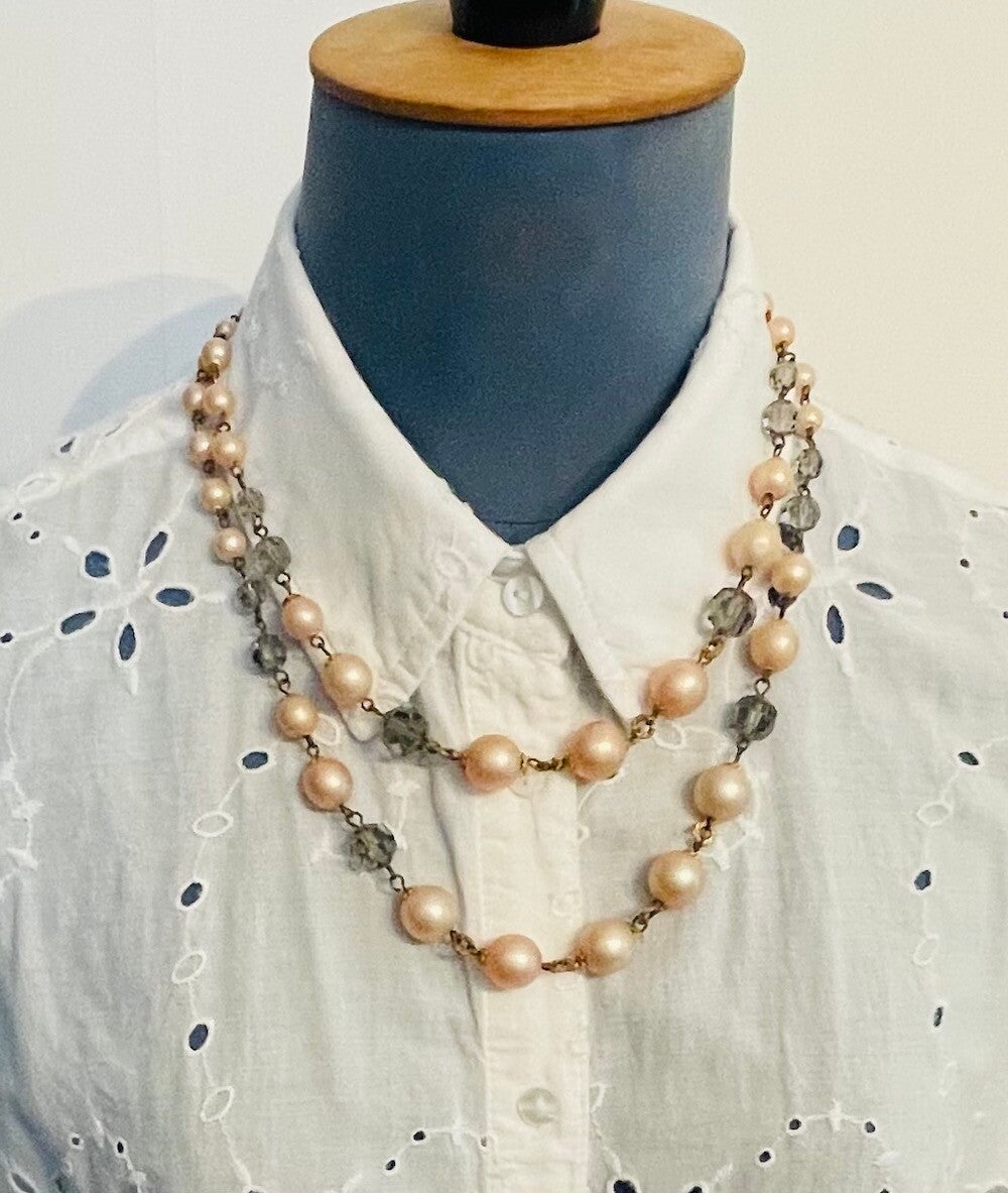 COLLIER DEUX RANGS DE PERLES NACREES ROSÉES ET PERLES VERRE GRISES de 1948