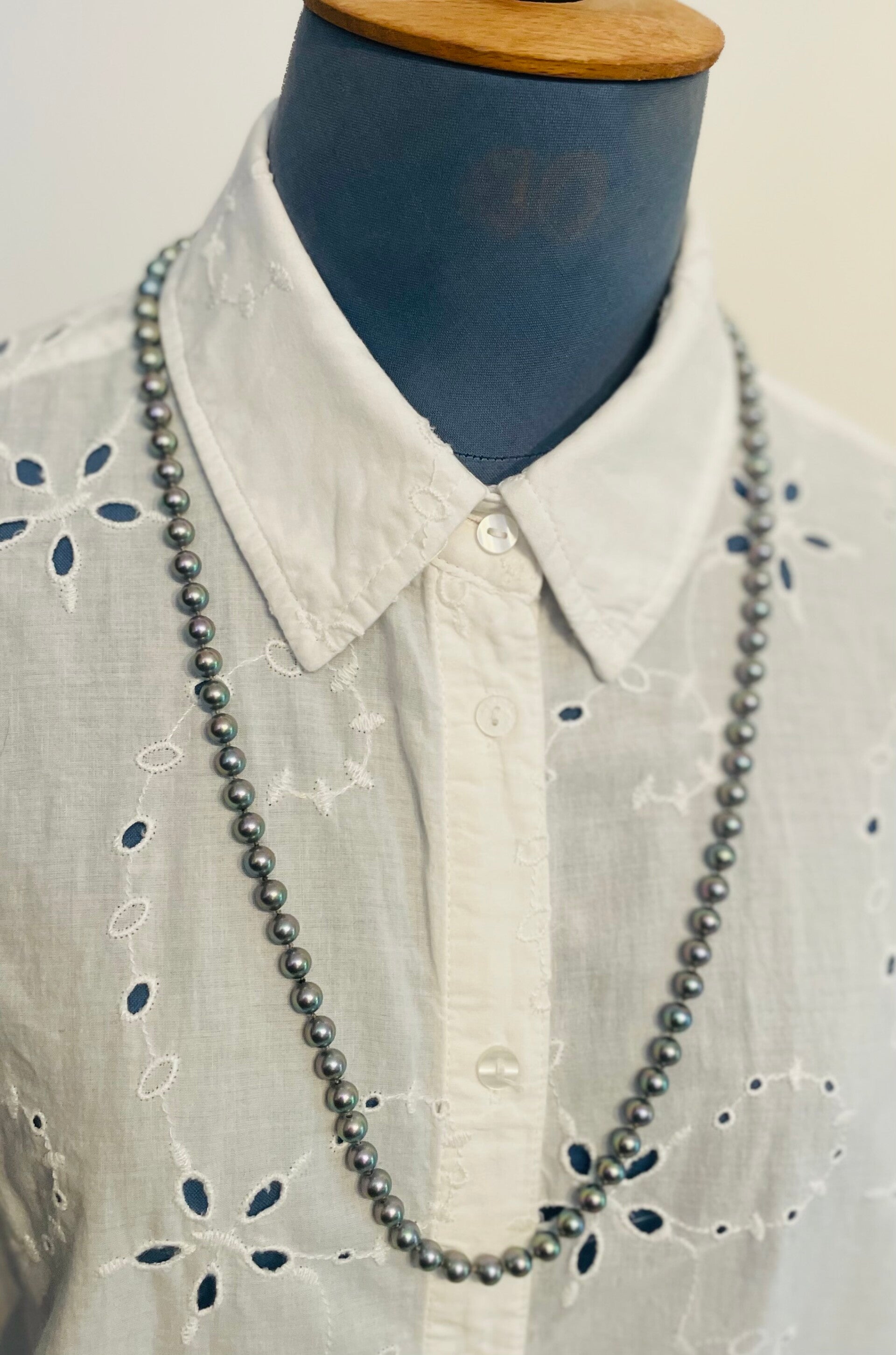 COLLIER DE PERLES IRISÉES GRIS/ROSÉ/VERT DITES DE MAJORQUE