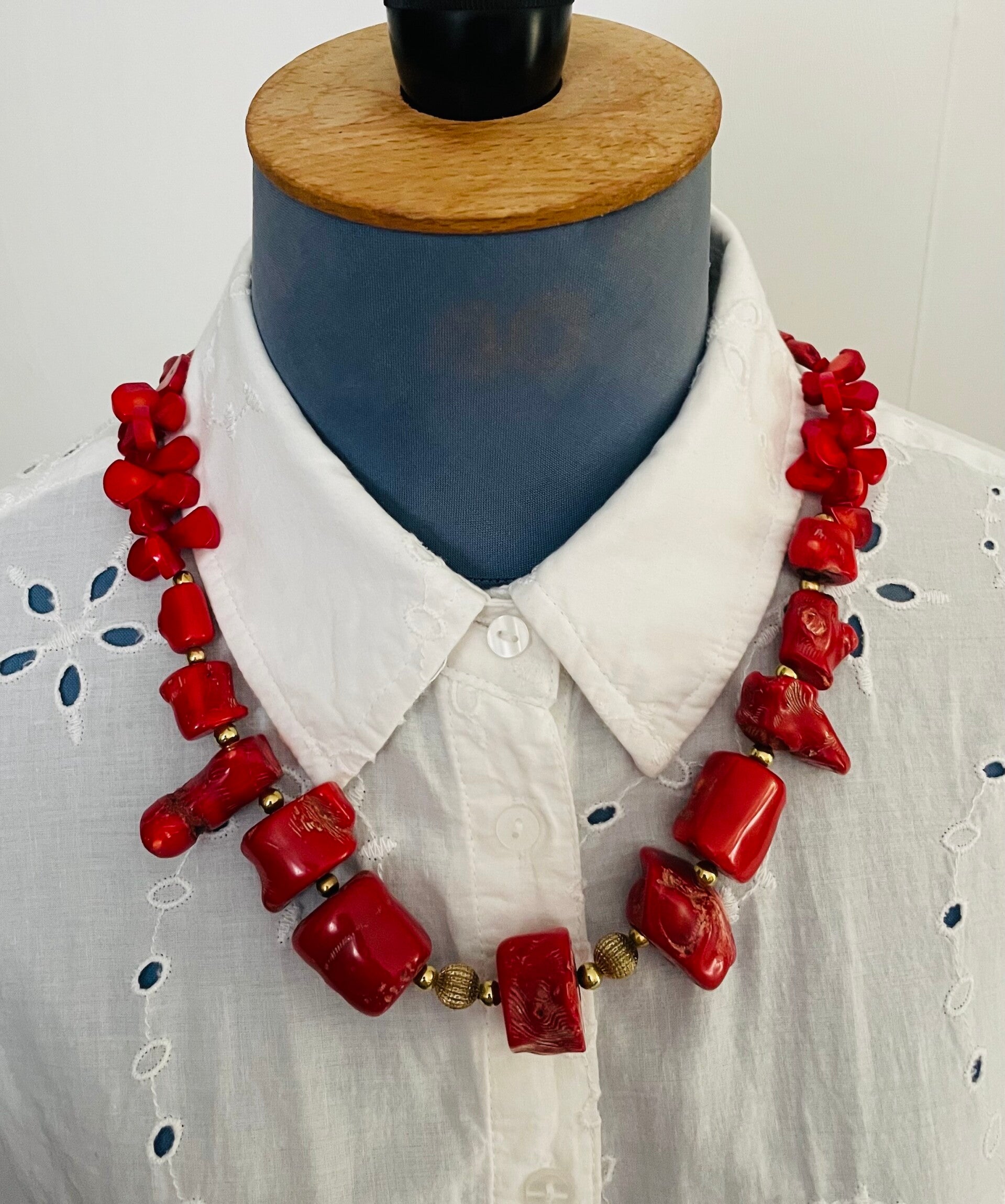 COLLIER EN TRONCONS DE CORAIL TEINTE ROUGE