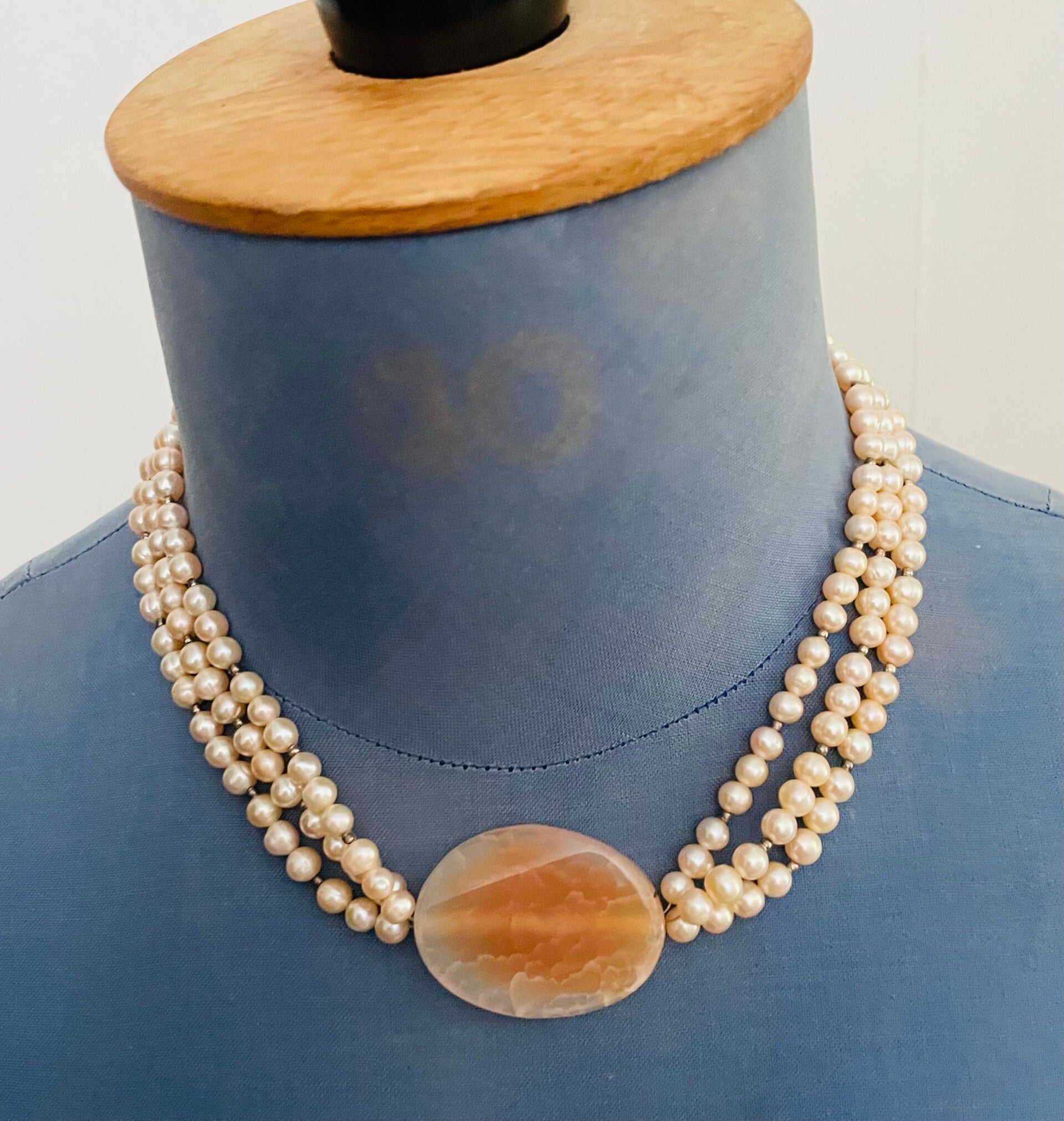 COLLIER RAS DU COU PERLES BAROQUES ET QUARTZ ROSE