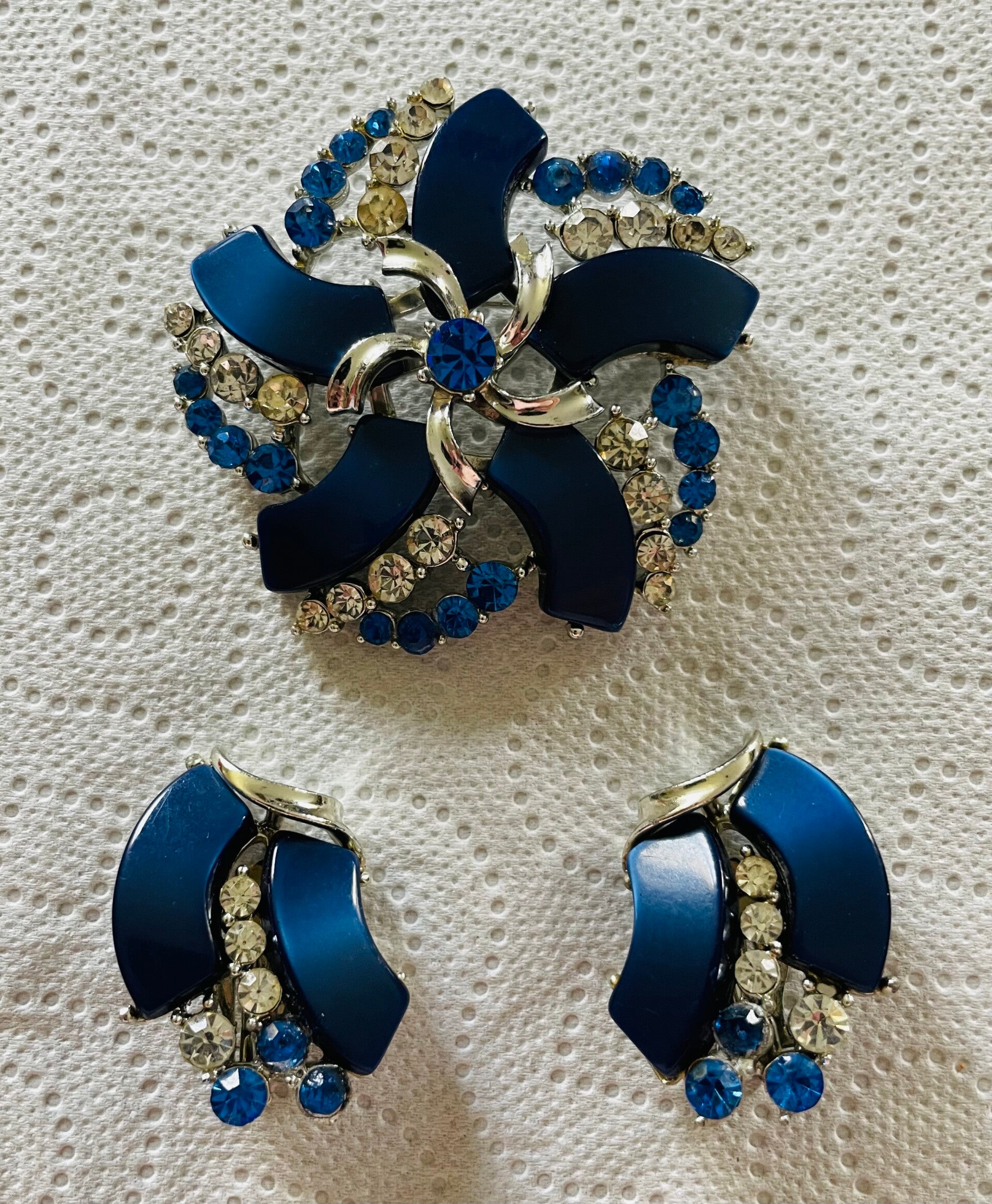 BROCHE TOURBILLON ET BOUCLES OREILLES CIRCA 1970