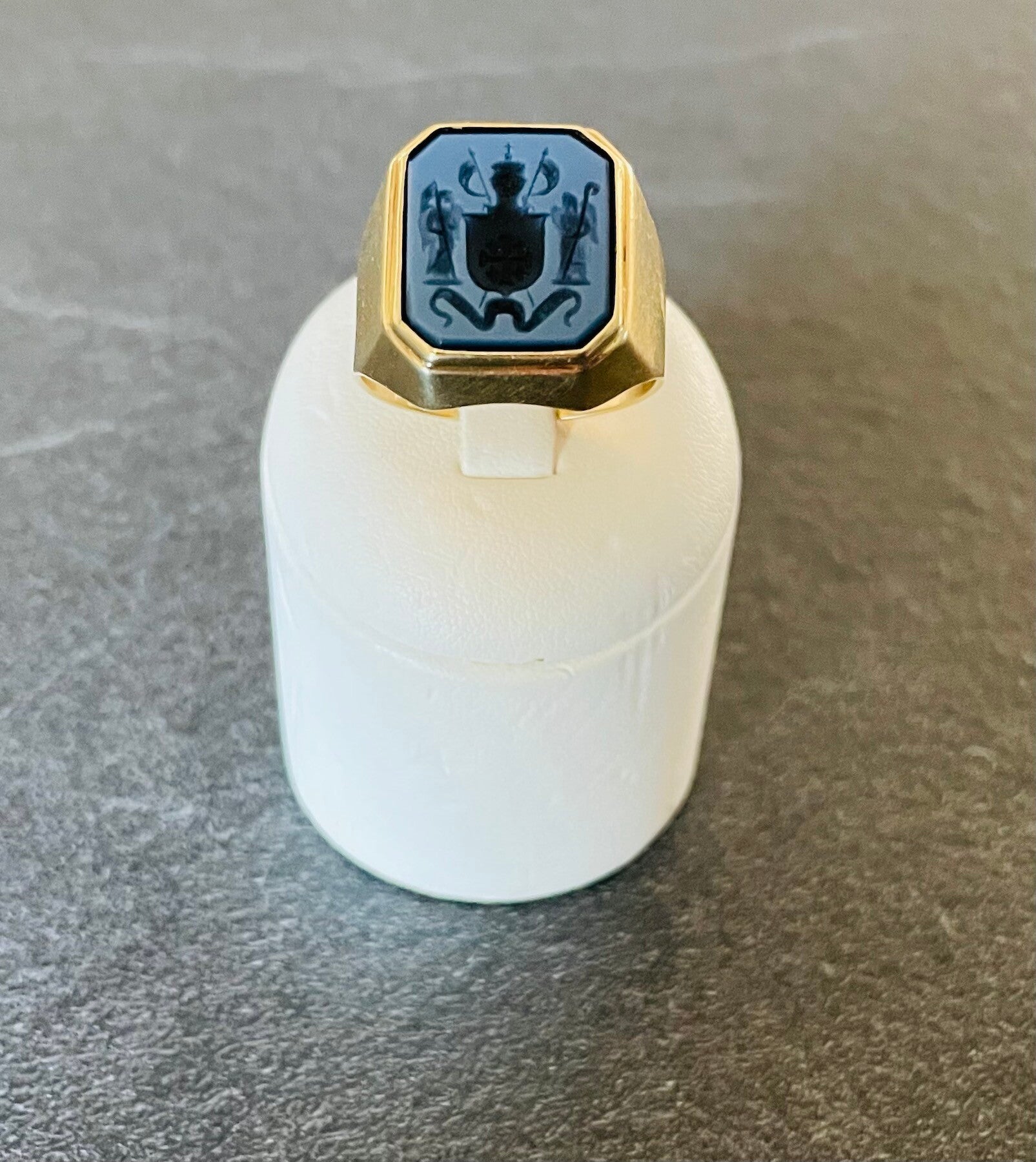 "CHEVALIERE ARMOIRIES DE L'ORDRE EQUESTRE DU SAINT-SEPULCRE DE JERUSALEM - OR & AGATE  BLEUE NICCOLO " XX°