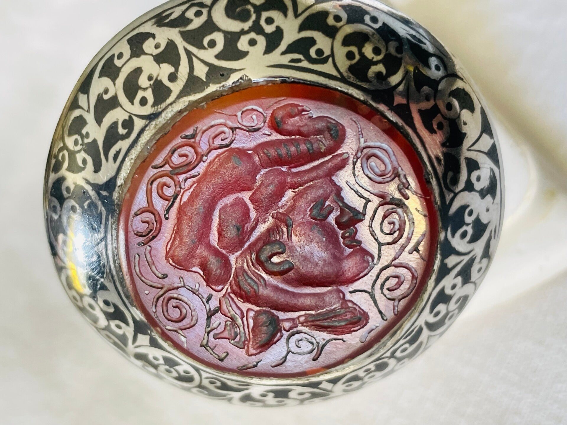 « BAGUE CACHET ARGENT 925 NIELLÉ ET  INTAILLE EN CORNALINE XIX°-XX°