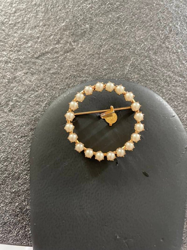 Broche circulaire des années 1950, en or 12 carats et petites perles anciennes.