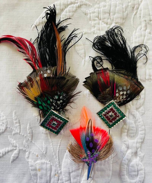 TRIO DE TROIS BROCHES EN PLUME ET STRASS