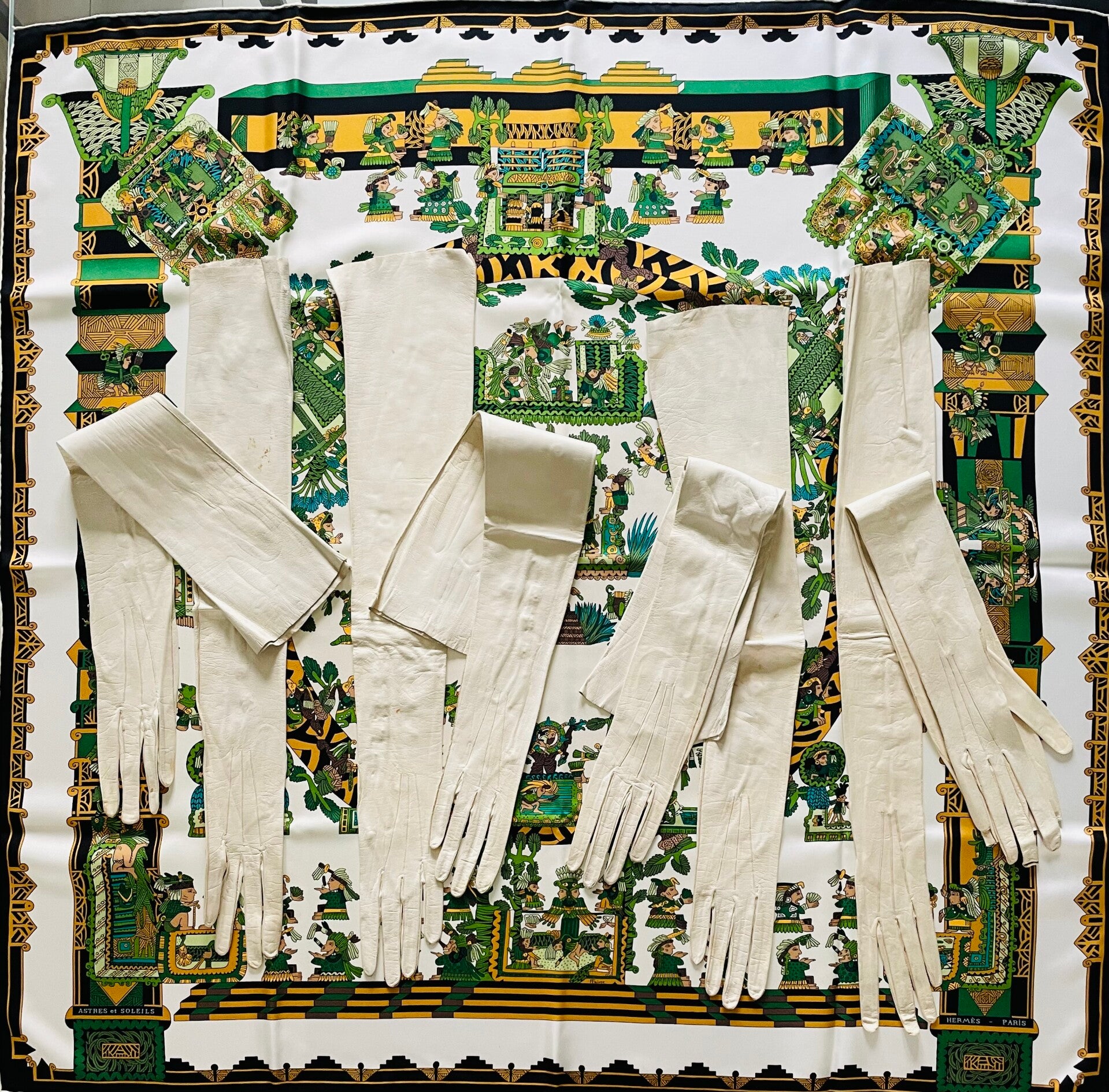 LOT 4 PAIRES DE GANTS D'OPERA PEU PORTÉS CIRCA 1900/1925