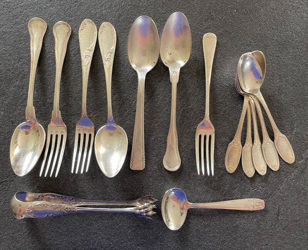 REUNION D'ELEMENTS DEPAREILLES DE COUVERTS EN METAL ARGENTÉ - XX°