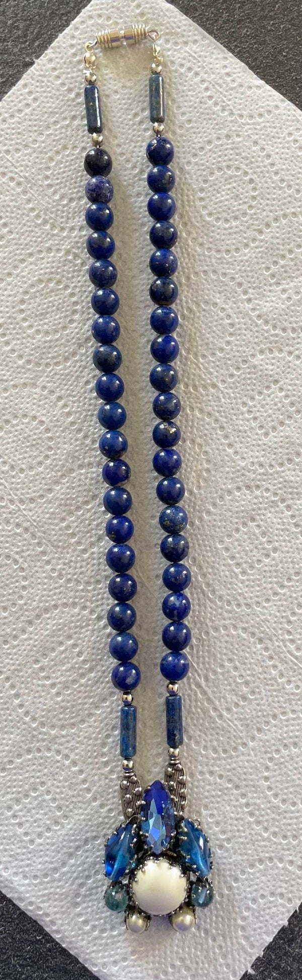 COLLIER EN LAPIS LAZULI, SODALITE, ARGENT, VERRE ET PERLE BLANCHE