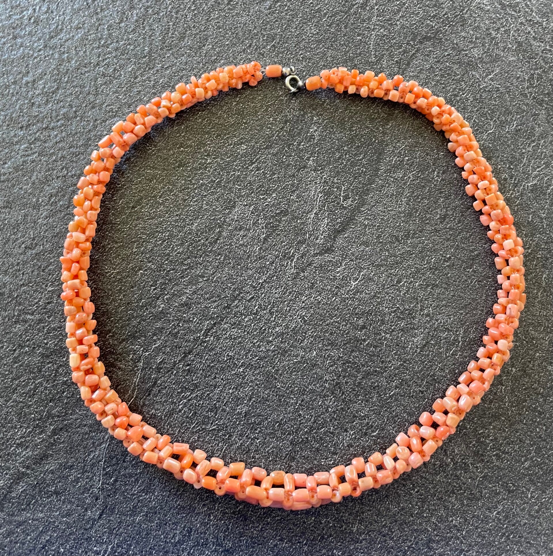 COLLIER RAS DU COU EN CORAIL PEAU D'ANGE