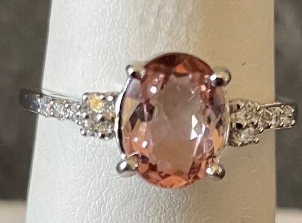 BAGUE TOURMALINE ROSE  SAUMONÉ ET DIAMANTS OR GRIS 18CT