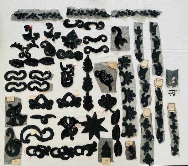 ELEMENTS D'APPLICATIONS EN SEQUINS NOIR SUR TULLE NOIR VERS 1900/1920