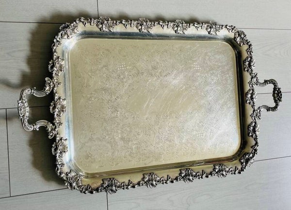 GRAND PLATEAU EN METAL ARGENTE A DECOR DE PAMPRES DE VIGNES - XX°