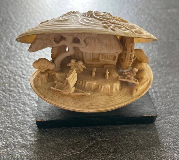 COQUILLAGE EN CELLULOÏDE SCULPTÉ JAPON- Circa 1960.