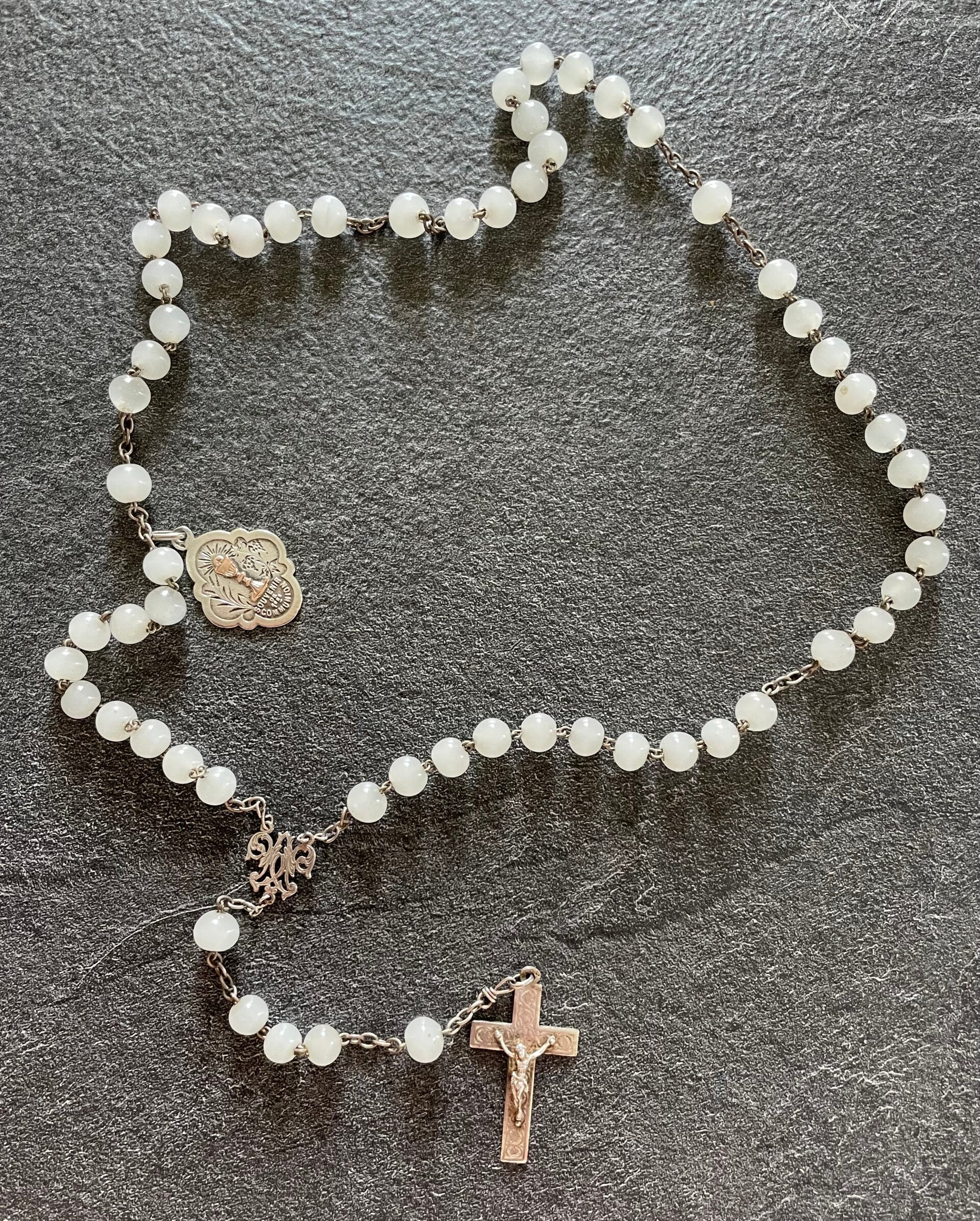 GRAND CHAPELET EN PERLES DE NACRE BLANCHE OPAQUE RONDES DATÉ DU 28 MAI 1899.