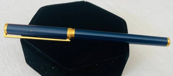 STYLO A ENCRE EN LAQUE BLEU NUIT DE LA MARQUE S.T. DUPONT - PLUME OR 18 CT