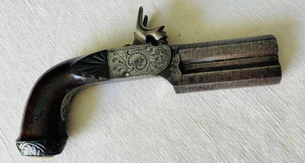 PISTOLET A BROCHE DEUX CANONS SUPERPOSES DETENTE PLIANTE, RENTRANTE DANS LE COFFRE - XIX°