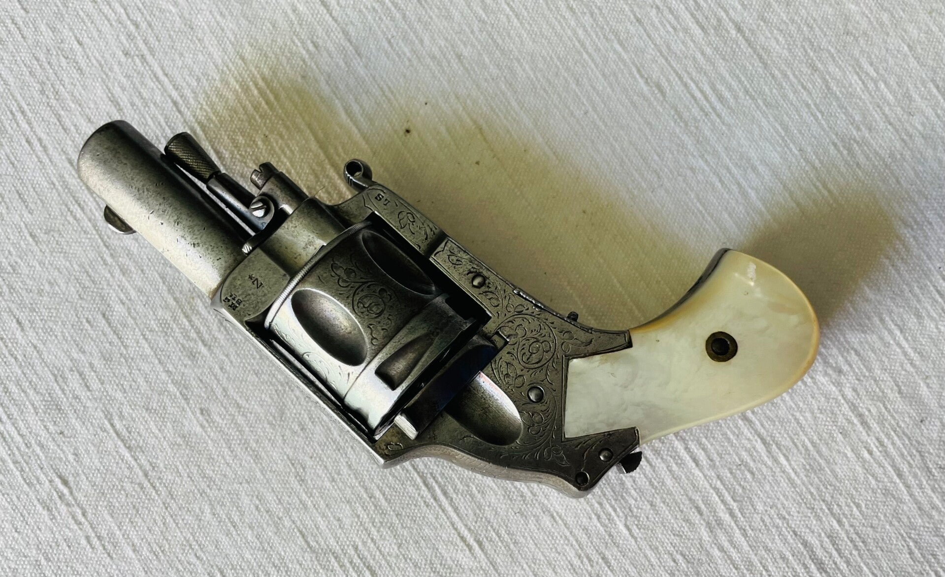 REVOLVER "HAMMERLESS BULL DOGS DETENTE PLIANTE & SURETE ARRIERE - XIX°