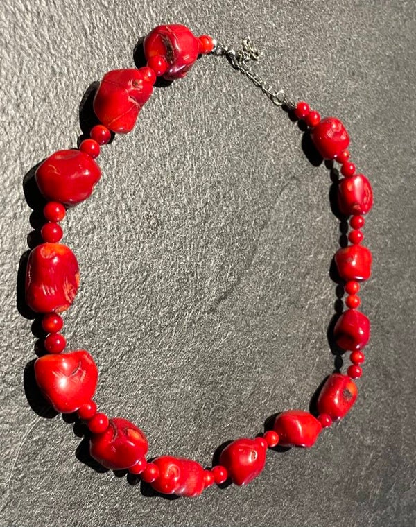 COLLIER EN RESINE ROUGE IMITANT LE CORAIL - XX°