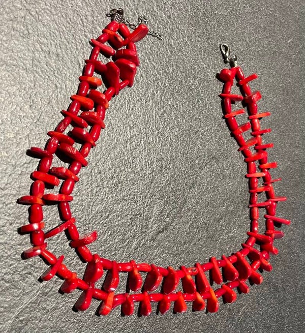 COLLIER EN RESINE ROUGE IMITANT LE CORAIL - XX°