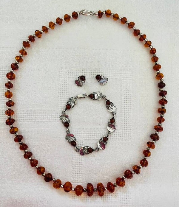 PARURE COLLIER, BRACELET, CLOUS D'OREILLES AMBRE ET ARGENT - XX°