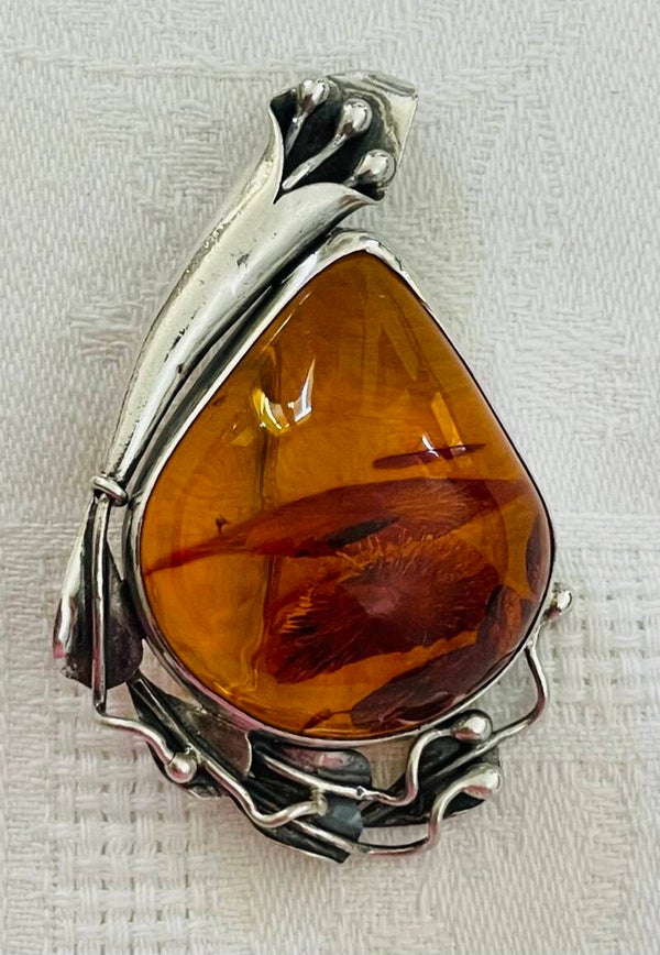 BROCHE EN AMBRE SUR ARGENT MOSTIF ART NOUVEAU - XX°