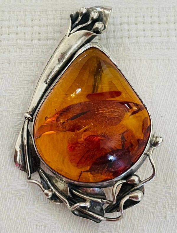 BROCHE AMBRE SUR ARGENT MOTIF ART NOUVEAU - XX°