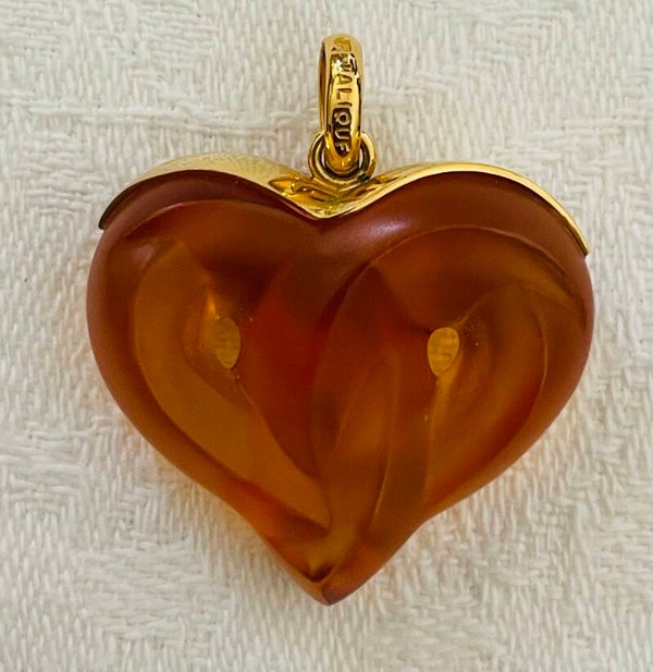 PENDENTIF LALIQUE COEUR EN VERRE MOULE ORANGE -  METAL DORE - XX°