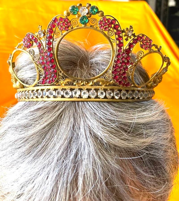 TIARE EN METAL DORE ET STRASS DE COULEUR