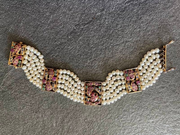BRACELET EN VERMEIL A 5 RANGS DE PERLES EAU DOUCE SAPHIRS RUBIS EMERAUDES