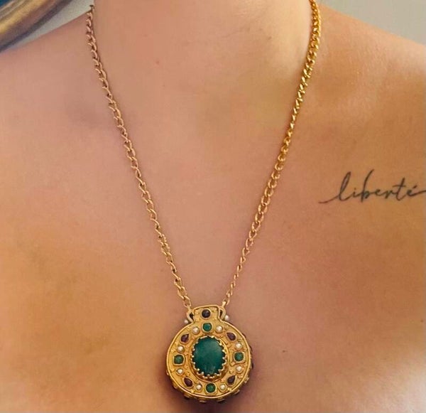 MEDAILLON JOSEPHINE DORÉ À L’OR 24 CARAT - ET PIERRES FINES - XX°