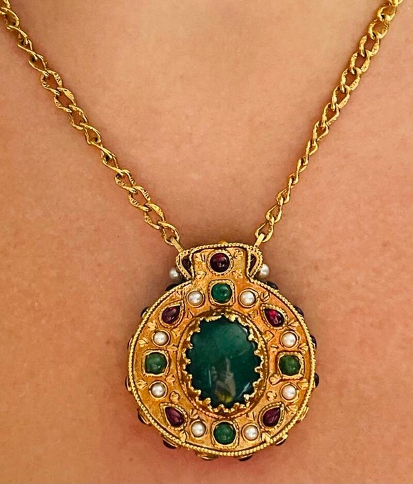 MEDAILLON JOSEPHINE DORÉ À L’OR 24 CARAT - ET PIERRES FINES - XX°