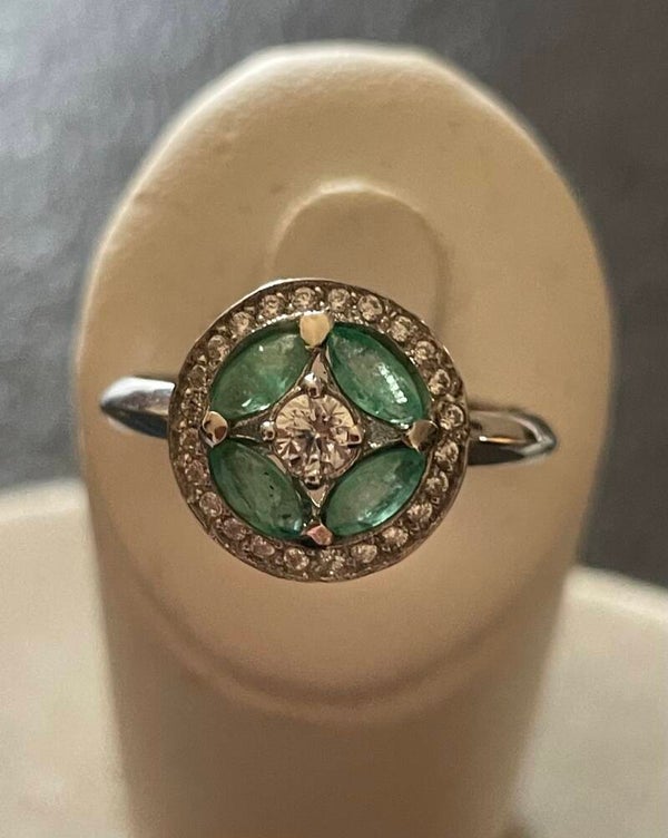 BAGUE EN OR GRIS 9K CHATON ROND PIERRES VERTES DANS UN ENTOURAGE DE PIERRES BLANCHES