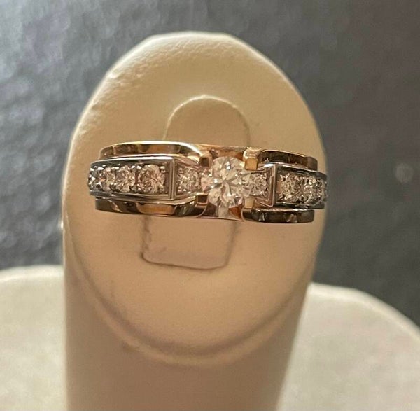 BAGUE EN OR JAUNE ET GRIS 18K SERTIE D’UN DIAMANT D’ENVIRON 0,25 CARAT ÉPAULÉ PAR UNE LIGNE DE DIAMANTS EN CHUTE