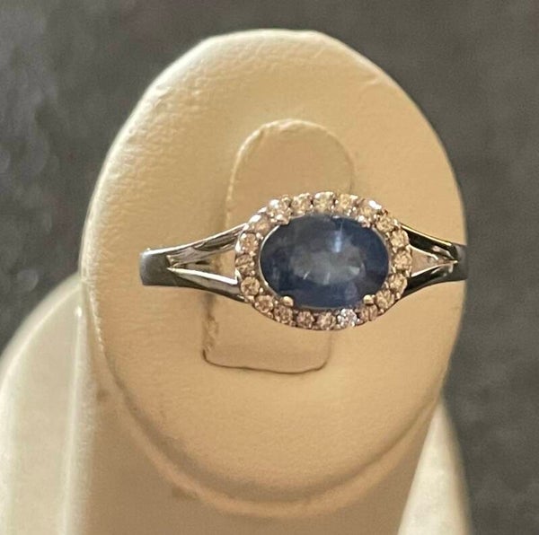 BAGUE EN OR GRIS 18K CHATON OVAL SERTI D’UN SAPHIR BLEU DANS UN ENTOURAGE DE DIAMANTS
