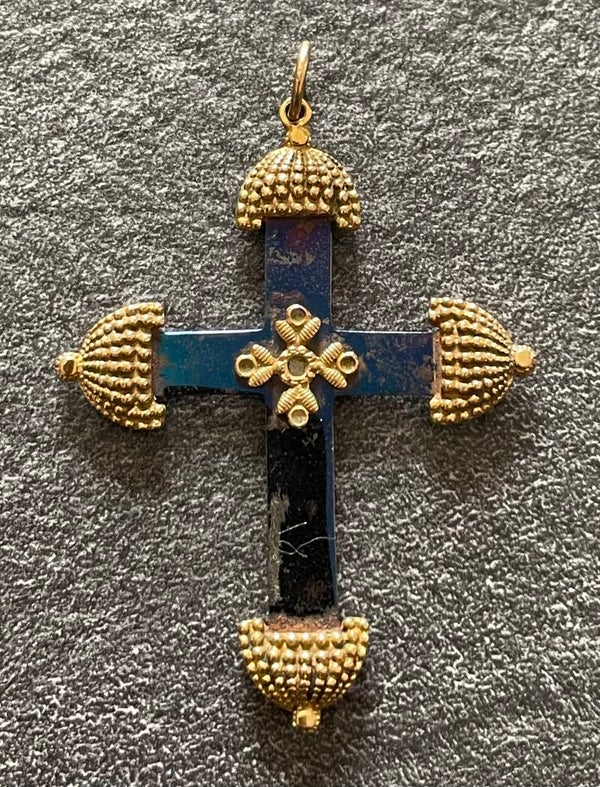 PENDENTIF CROIX METAL BLEUI A DECOR DE RUCHES EN BRONZE - FIN XIX° DEBUT XX°