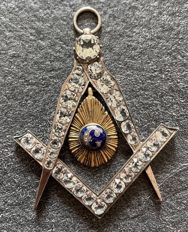 BIJOU DE MAITRE - ARGENT 800 & STRASS - LAITON & EMAIL - II° EMPIRE - XIXe