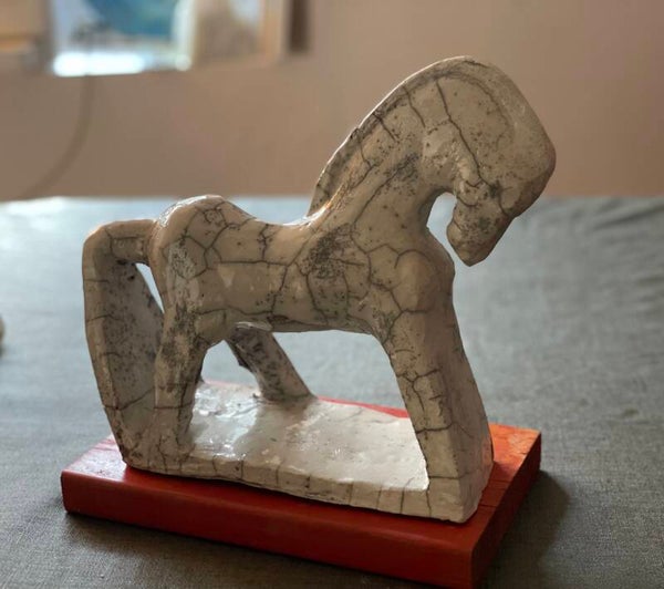 CHEVAL DE TROIE -  TERRE CUITE BLANCHE ET RAKOO - XX°