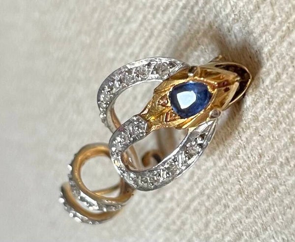 BROCHE SERPENT EN OR JAUNE 750/1000 SERTIE D’UN PAVAGE DE DIAMANTS TAILLE ROSE, TETE SAPHIR FORME POIRE, YEUX EN DIAMANTS DE TAILLE ROSE - XX°