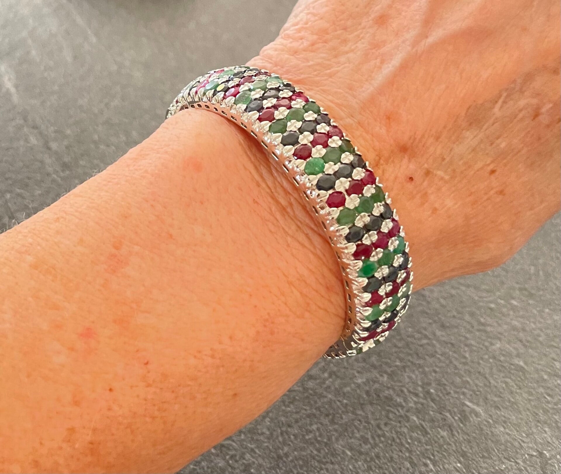 BRACELET JONC EN ARGENT 925/1000 SERTI D’ENVIRON  48,60 CARATS DE PIERRES PRECIEUSES.
