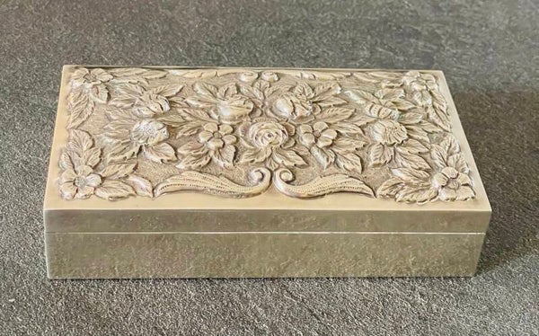 BOITE RECTANGULAIRE EN ARGENT 800/1000 DECORD FLEURI - XX°