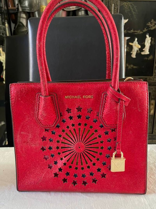 SAC MICHAEL KORR CUIR ROUGE PAILLETÉ A SYSTEME ECLAIRANT SUR LA FACE AVANT