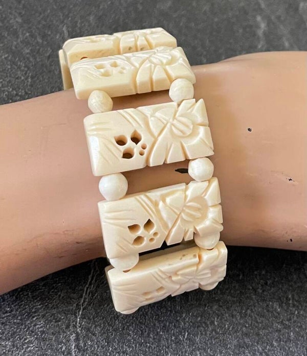 BRACELET ASIE COMPOSÉ DE MAILLONS RECTANGULAIRES    EN OS SCULPTÉS MONTÉS SUR FIL ELASTIQUE - ASIE