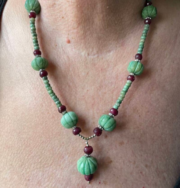 COLLIER CABOCHONS EMERAUDES COTE DE MELON & RUBIS - XX°