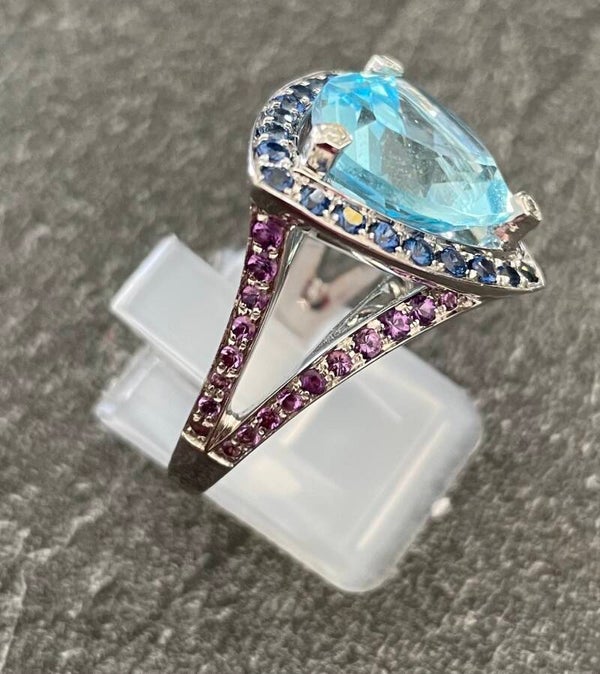 MAUBOUSSIN BAGUE COLLECTION « TELLEMENT SUBTILE POUR TOI » OR BLANC 18 K - AIGUE MARINE - SAPHIR - AMETHYSTE - PETITS DIAMANTS - XX°