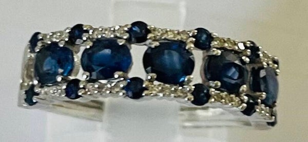 BAGUE OR GRIS 18 K SAPHIR BLEU TAILLE OVALE ET DIAMANTS - XX°